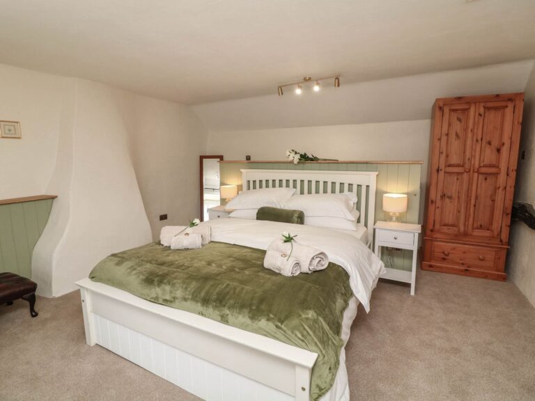 The king-size bedroom at Freya's Cottage